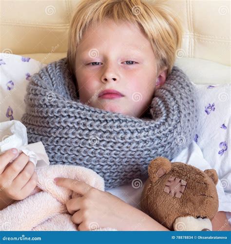 Enfant Malade Se Situant Dans Le Lit Photo Stock Image Du Visage