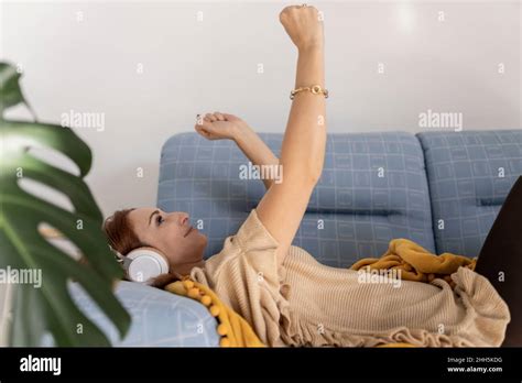 Femme mature allongée sur un canapé Banque de photographies et dimages à haute résolution Alamy