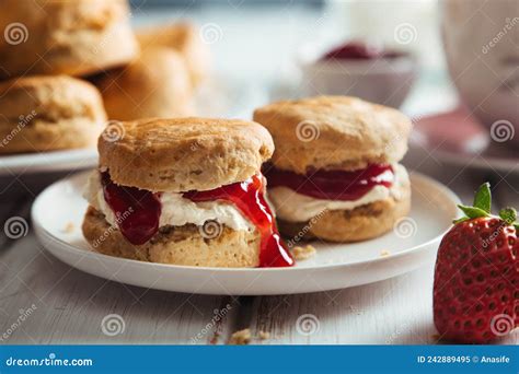 Scones Deliciosos Con Crema Cocida Y Mermelada De Fresa Para El T