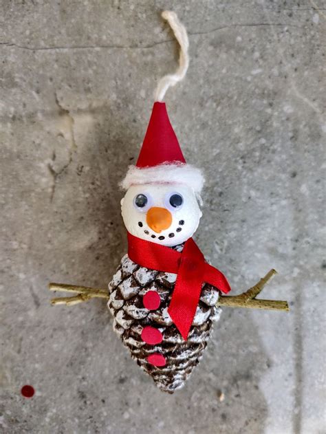 DIY ENFEITE BONECO DE NEVE para árvore de NATAL feito PINHA