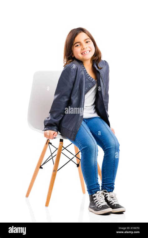 Petite Fille Assise Sur Une Chaise Banque De Photographies Et Dimages