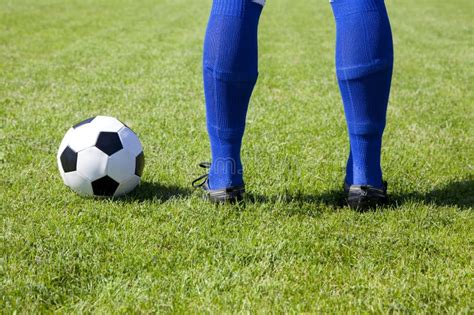 Jogador De Futebol Novo Que Retrocede A Bola No Campo De Futebol