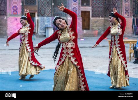 Girls samarkand uzbekistan hi-res stock photography and images - Alamy