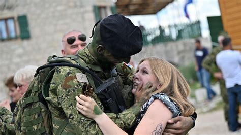 Romantični trenutak nakon teške obuke Pogledajte kako je poručnik