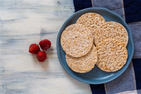 Galletas De Arroz Con Crema De Almendras Y Fresas Imagen De Archivo