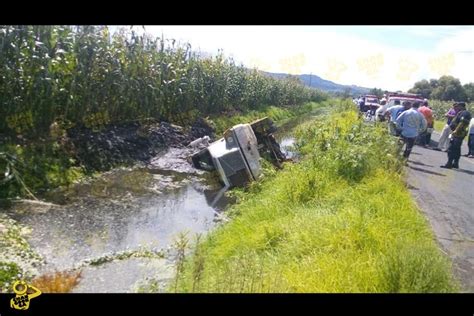 Chavito Vuelca Camión De Carga En Zacapu En Aguas De Riego Solo Daños