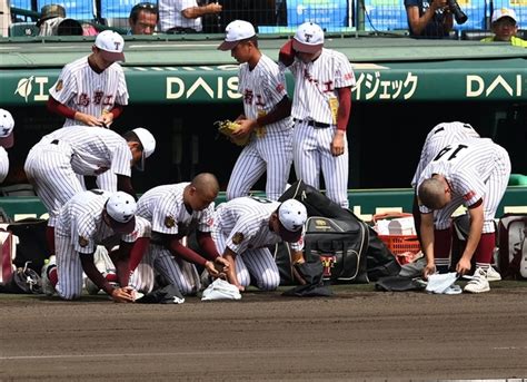 日大三に敗れ甲子園の土を集める鳥栖工ナイン（撮影・永田浩） 強豪校に善戦、聖地に足跡 佐賀・鳥栖工ナインに惜しみない拍手 夏の甲子園