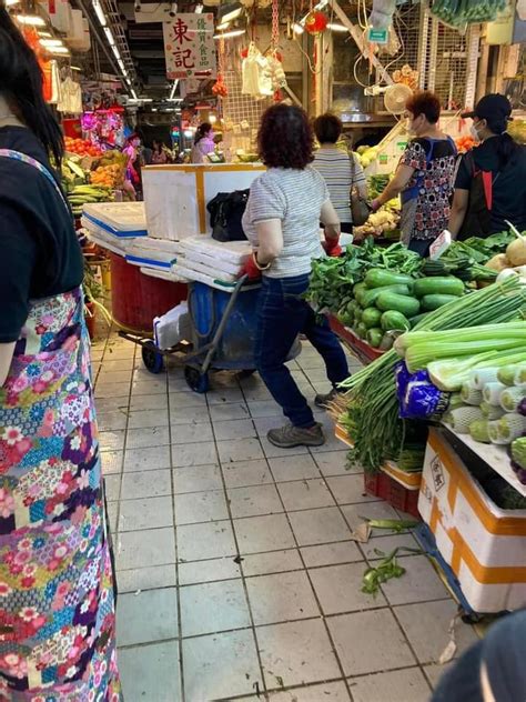 星島申訴王｜元朗街巿女菜販擒拿手「揸波子」大戰買餸男 賣菜姐：我夠膽揸佢！ 星島日報