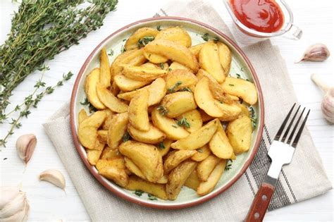 Plato Con Sabrosos Gajos De Patata Al Horno En La Vista Superior De