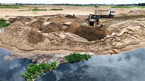 Amazing Action Shantui Bulldozer Pushing Sand With T Dump Trucks