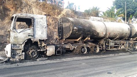 Caminhão tanque pega fogo enquanto transportava óleo diesel em BR na