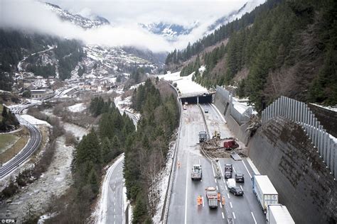 Swiss Highway Is Shut After Huge Mudslide In The Alps Daily Mail Online