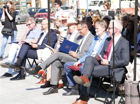 Narodowe Czytanie zagościło na kozielskim rynku Wspólne czytanie Nad