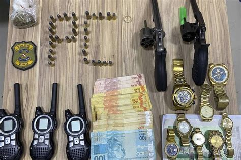 Pol Cia Civil Prende Quatro Pessoas E Apreende Drogas Armas E Muni Es