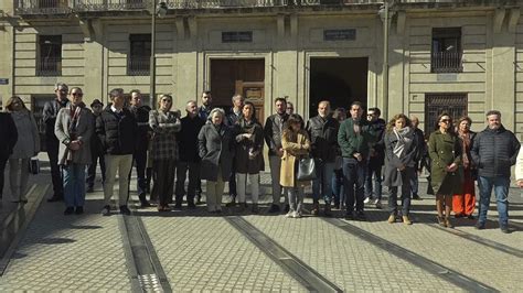 Minut de silenci Ajuntament d Alcoi per les víctimes de l incendi de