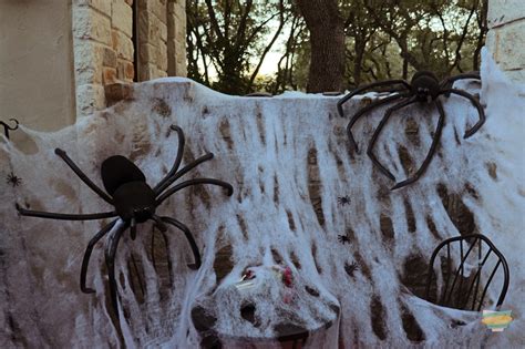 Make Giant Spiders Diy Halloween Decor Morenas Corner