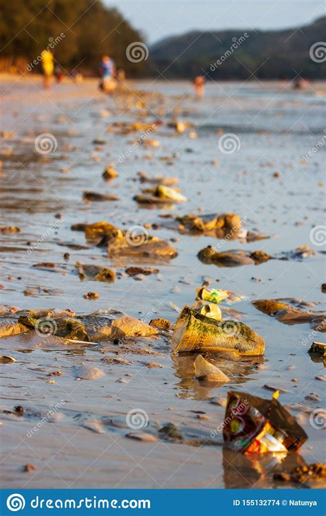 Basura Y Contaminaci N En La Playa Foto De Archivo Imagen De