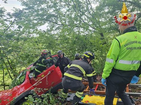 Viano In Bilico Con Lauto Sul Burrone Per Ore Soccorso E Messo In