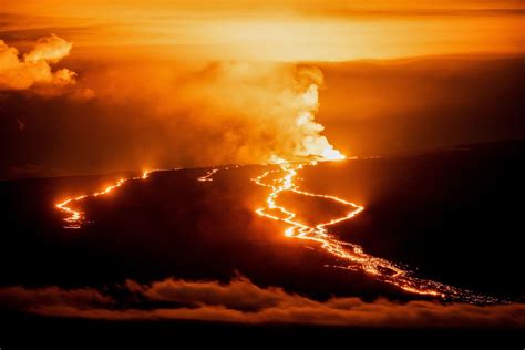 In Pictures Mauna Loa Volcano Erupts In Hawaii Cnn