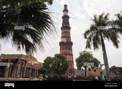 qutub minar in new delhi Stock Photo - Alamy