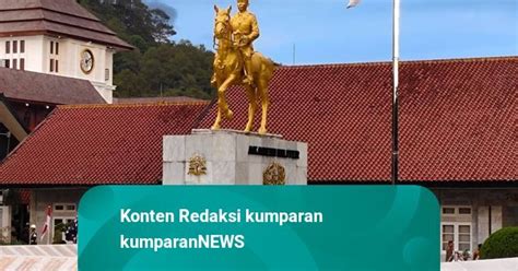 Berseragam Loreng Menteri Berfoto Depan Patung Jenderal Soedirman Di