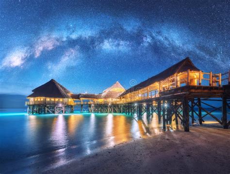 La Voie Lactée Et Bungalow En Bois Sur L eau Dans La Nuit étoilée D été