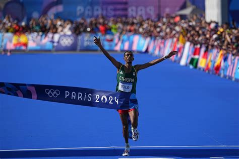 Tamirat Tola recupera la corona de maratón para Etiopía con récord olímpico