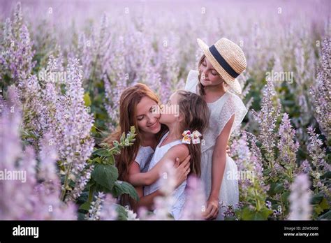 Embrasse Ses Deux Filles Banque De Photographies Et Dimages à Haute