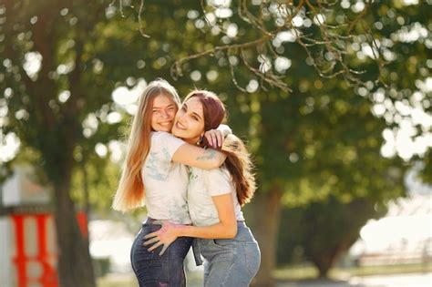 Deux Filles Samusent Assis Dans Le Parc Photo Gratuite