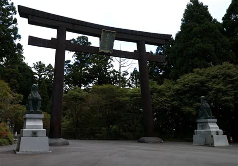 神秘！黄金の鳥居をくぐる：秋葉山本宮秋葉神社、訪問ガイド（御朱印・アクセス情報含む）｜静岡県浜松市｜異世界ひとり旅