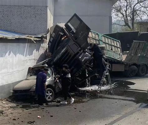 河南洛陽大貨車與小車相撞後衝進路邊民房起火，當地多方救援！應急管理局：3人身亡 新浪香港