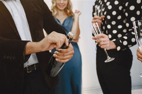 Grupo de jóvenes celebrando el año nuevo amigos beben champán Foto