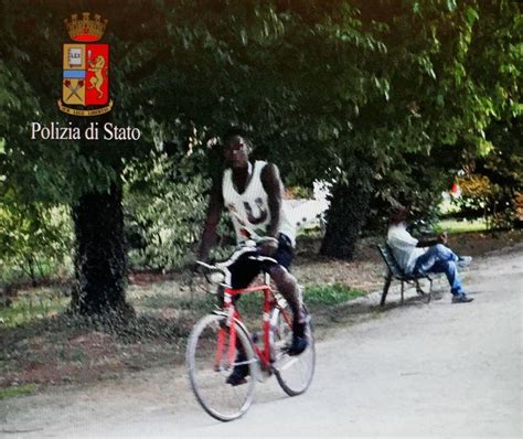 Parco Sempione Droga Nei Cespugli E Vedette In Bici Arrestati Due