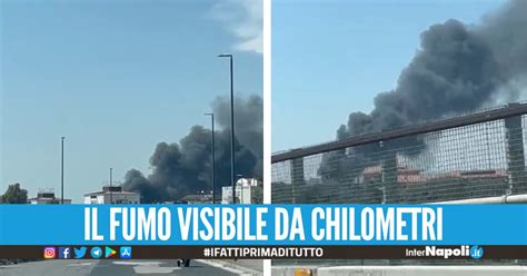 Nube Nera Nel Cielo Di Napoli L Incendio In Una Ditta A Ponticelli