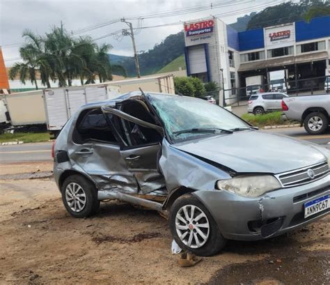 Portal Caparaó Colisão entre dois carros deixa feridos na BR 262 na