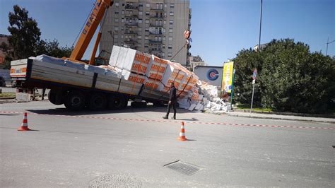 Incidente In Piazza Della Pace Si Spezza Rimorchio Di Un Camion