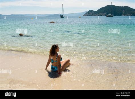 Frauen Mit Langen Haaren Im Bikini Fotos Und Bildmaterial In Hoher