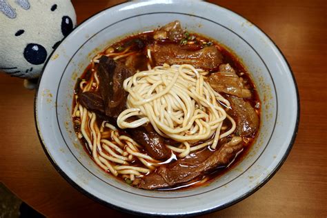 【台北東門站美食】永康牛肉麵：1963年創業台北老字號牛肉麵，永康商圈牛肉麵排隊霸主，觀光客熱門店 6375 貓大爺