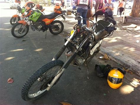 G1 Motoqueiro fica ferido após colisão ônibus em avenida de