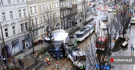 Tramwaj wykolejony po zderzeniu z ciężarówką Poważny wypadek w