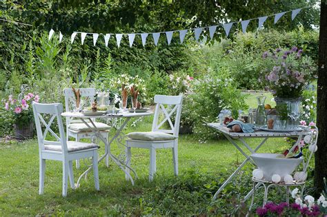 Gedeckter Tisch Im Garten Bild Kaufen 13269310 Gartenbildagentur