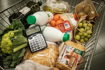 FACUA denuncia que 4 de cada 10 alimentos son más caros que antes de la