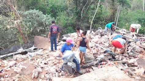 PIAUI EM FOCOCarreta Carregada De Refrigerantes Tomba Na BR 222