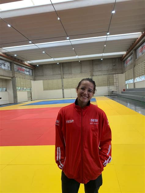 Faixa preta judoca nogueirense Camila Vieira é contratada pelo Sesi