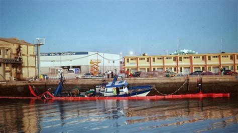 Un Pesquero Se Hunde En La D Rsena Del Muelle Y Provoca Un Vertido En