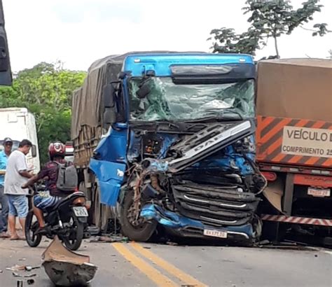 Acidente Envolvendo Quatro Caminh Es E Um Carro Deixa Br Totalmente