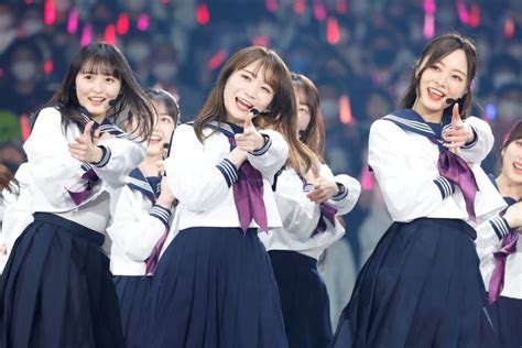 乃木坂46最後の1期生・秋元真夏、11年間のアイドル人生に幕 西野七瀬らogからのサプライズに涙＆急遽曲数追加の対応も＜セットリスト