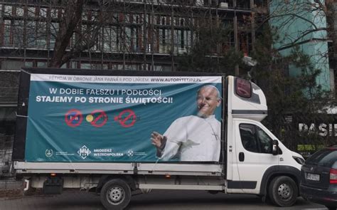 Papamobile na miarę naszych możliwości Młodzież Wszechpolska i ich