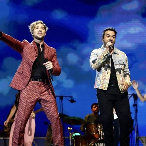 David Bisbal y Luis Fonsi en su actuación en los Premios Cadena Dial