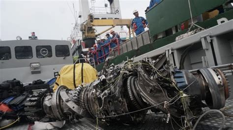 Foto Pengangkatan Turbin Pesawat Lion Air Jt Kumparan